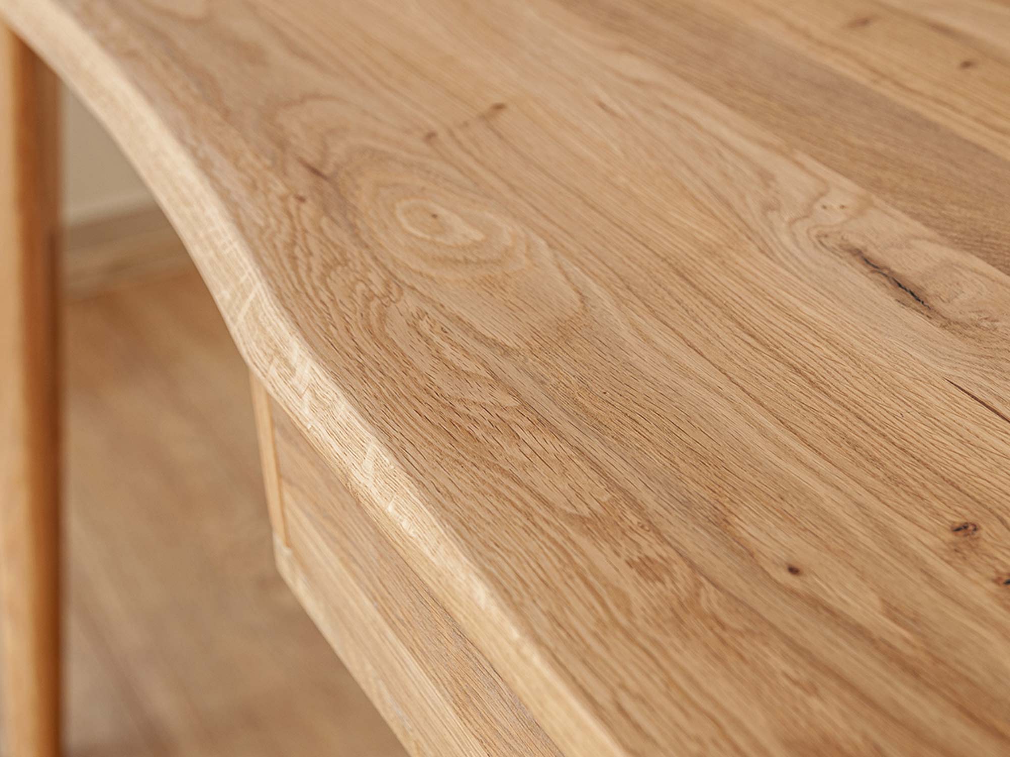 Biurko toaletka z litego drewna blat zbliżenie JENS