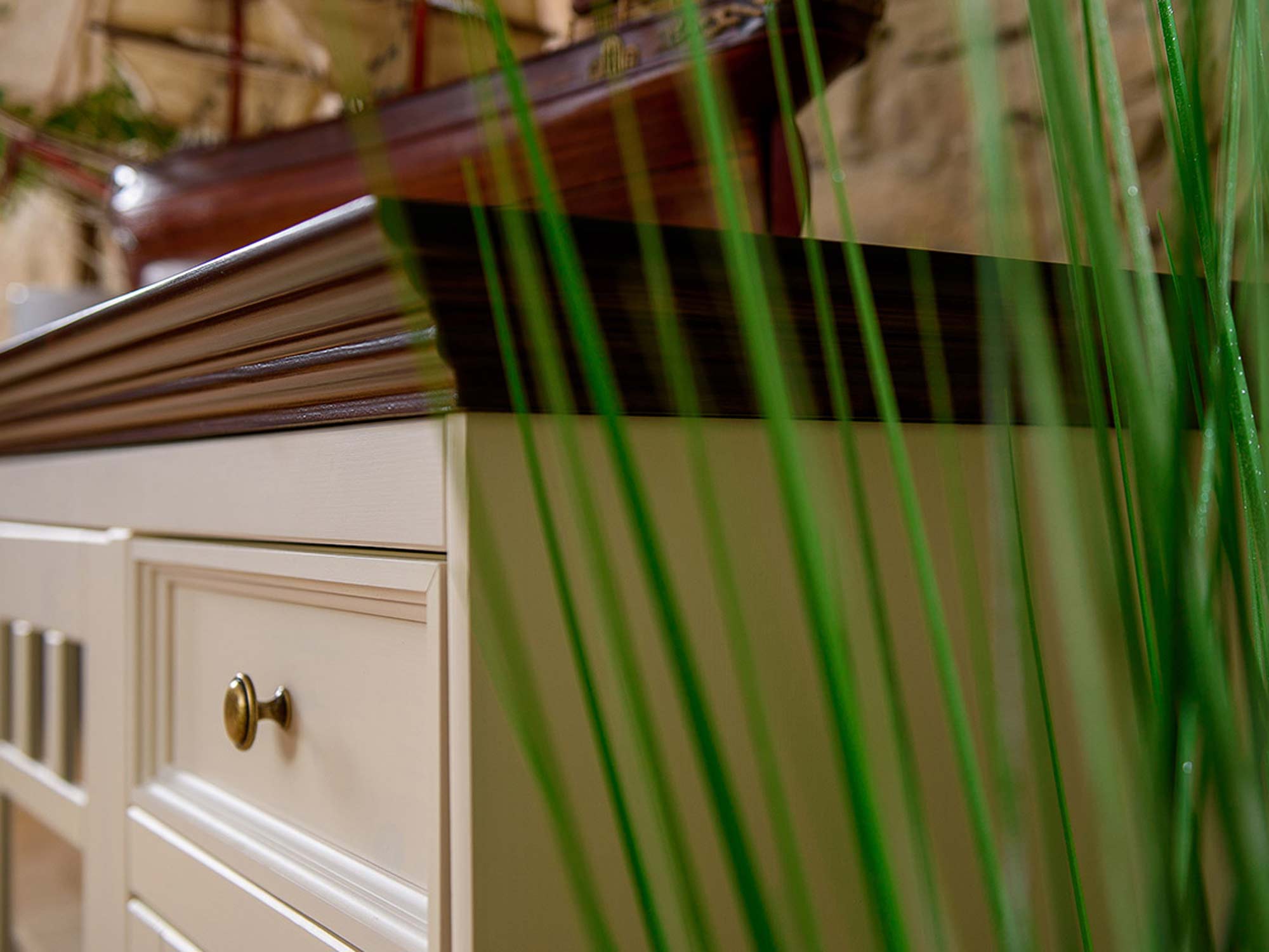 Komoda z przeszklonymi drzwiczkami biały orzech detale INGRID