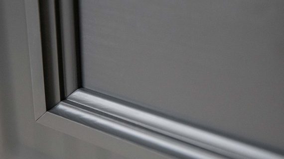 Miniaturka 18 - Profilowana rama frontu komody w kolorze antracytowym