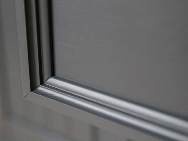 Biała klasyczna komoda drewniana grafit detale wykonania INGRID