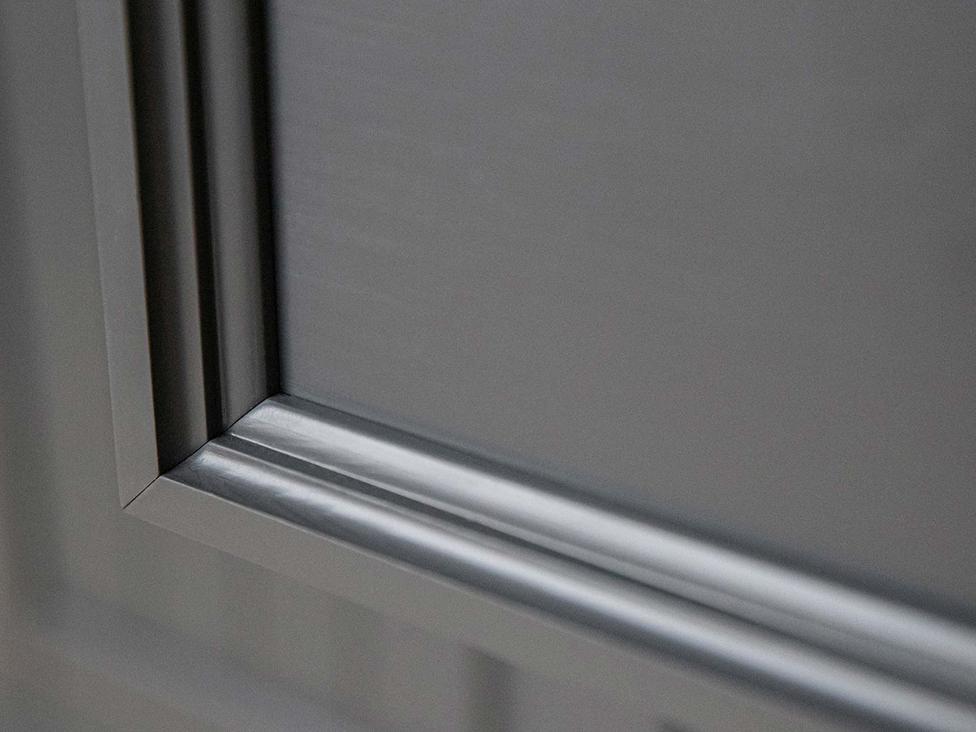 Biała klasyczna komoda drewniana grafit detale wykonania INGRID