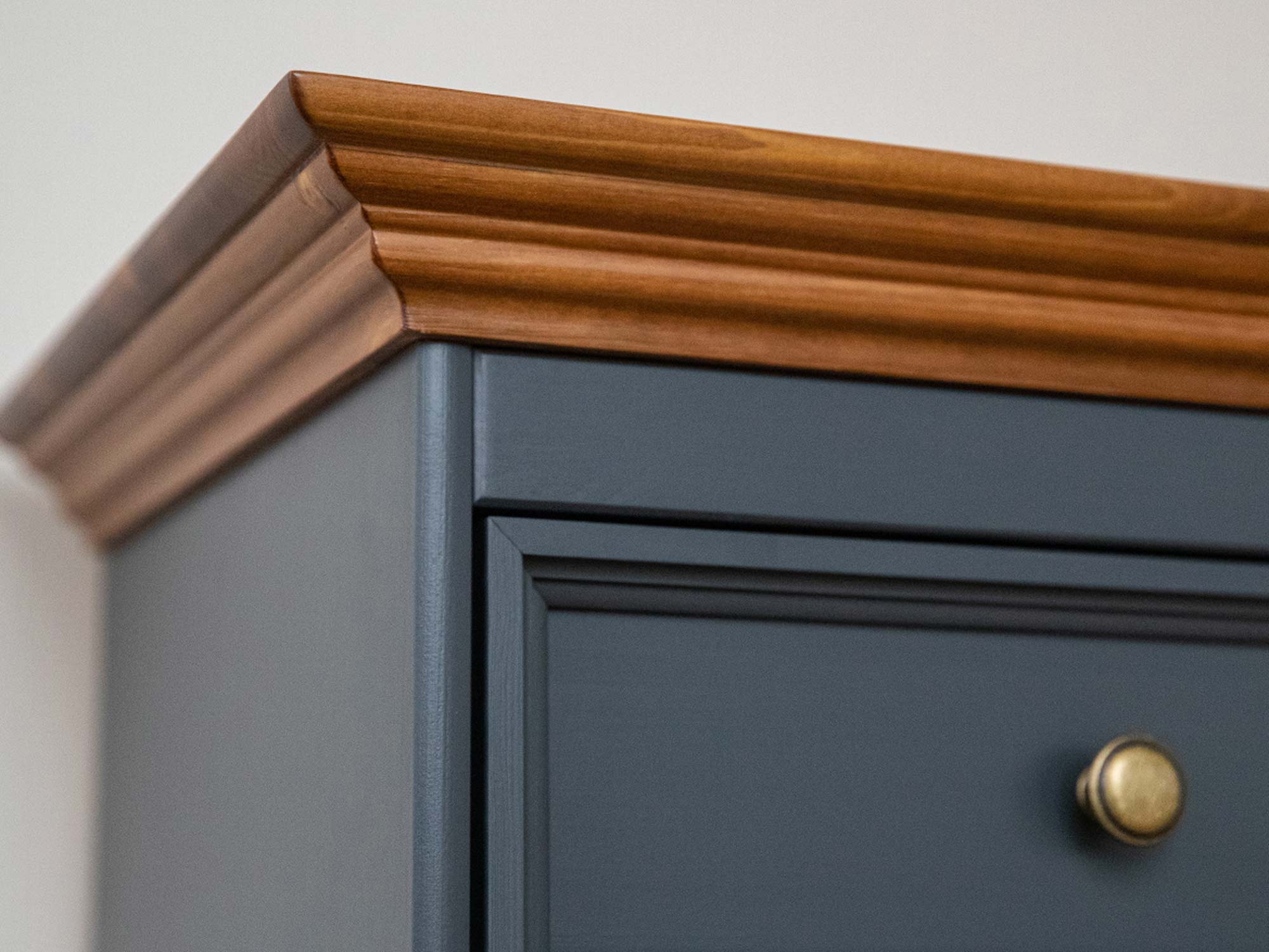 Biała klasyczna komoda drewniana grafit dąb detale INGRID