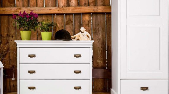 Miniaturka 6 - Sosnowa mała biała komoda biały aranżacja ANADI