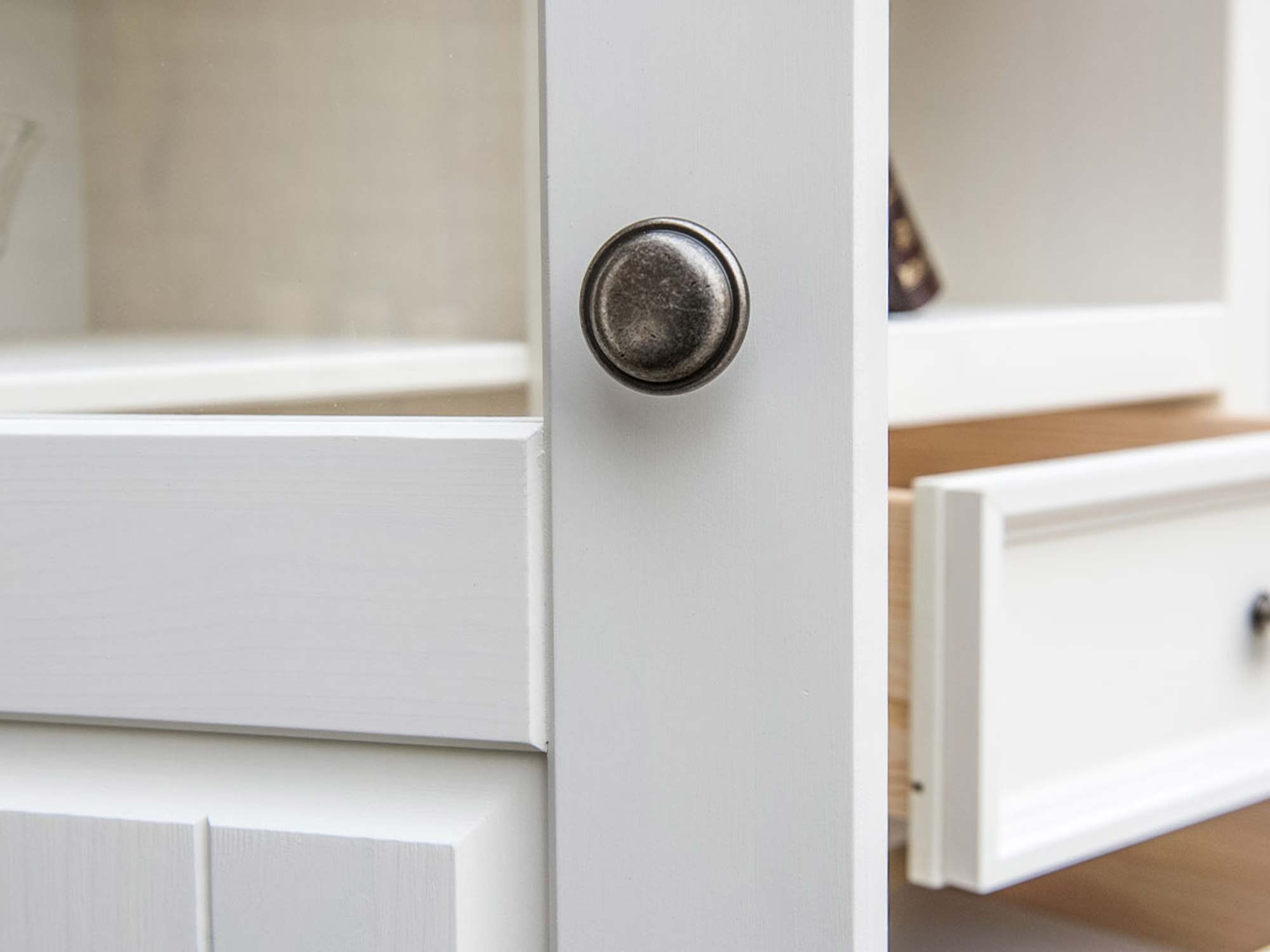 Mała witryna z litego drewna detale drzwiczki INGRID