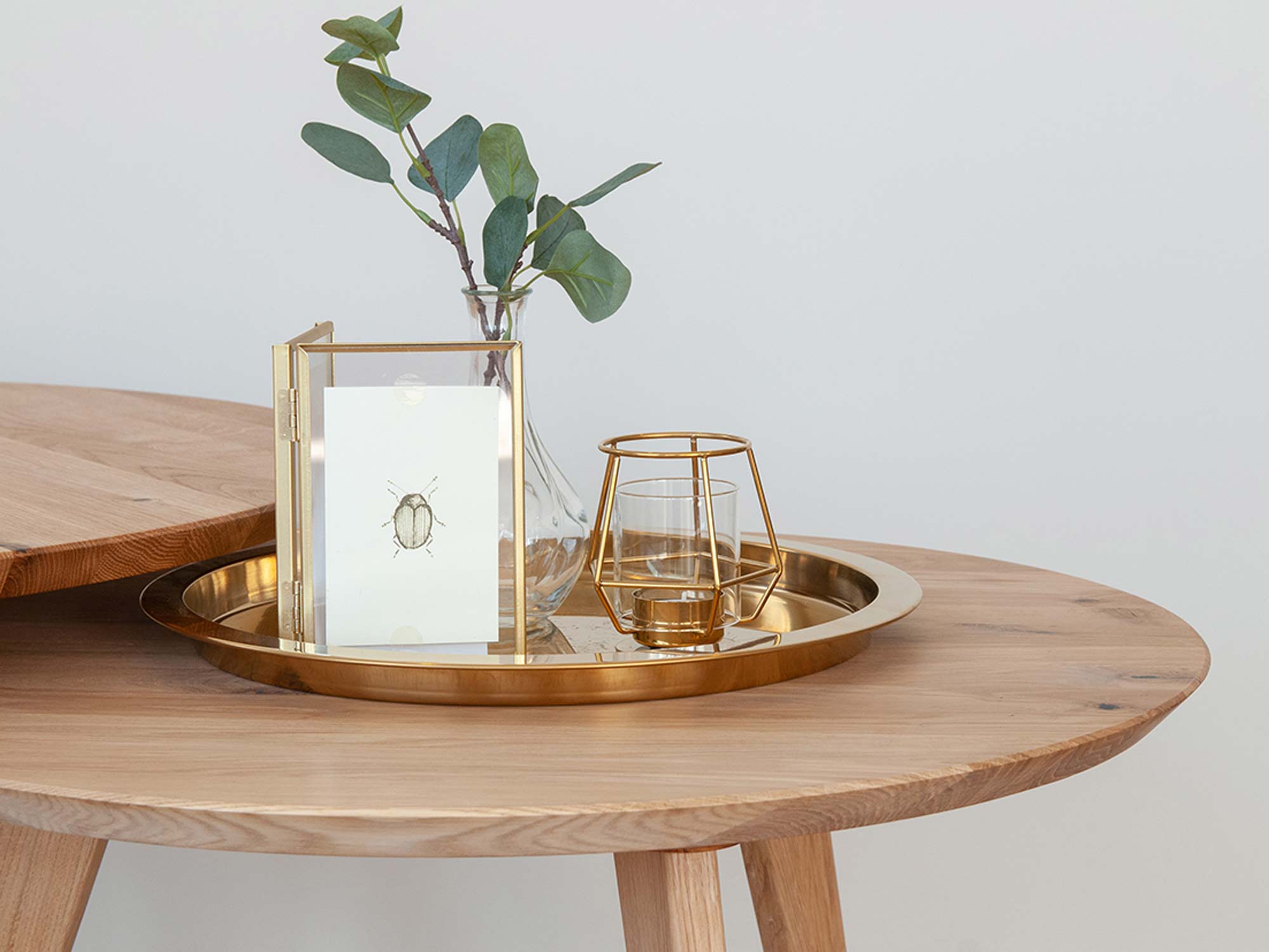 Stolik okrągły z drewna 70 cm zbliżenie KARNE