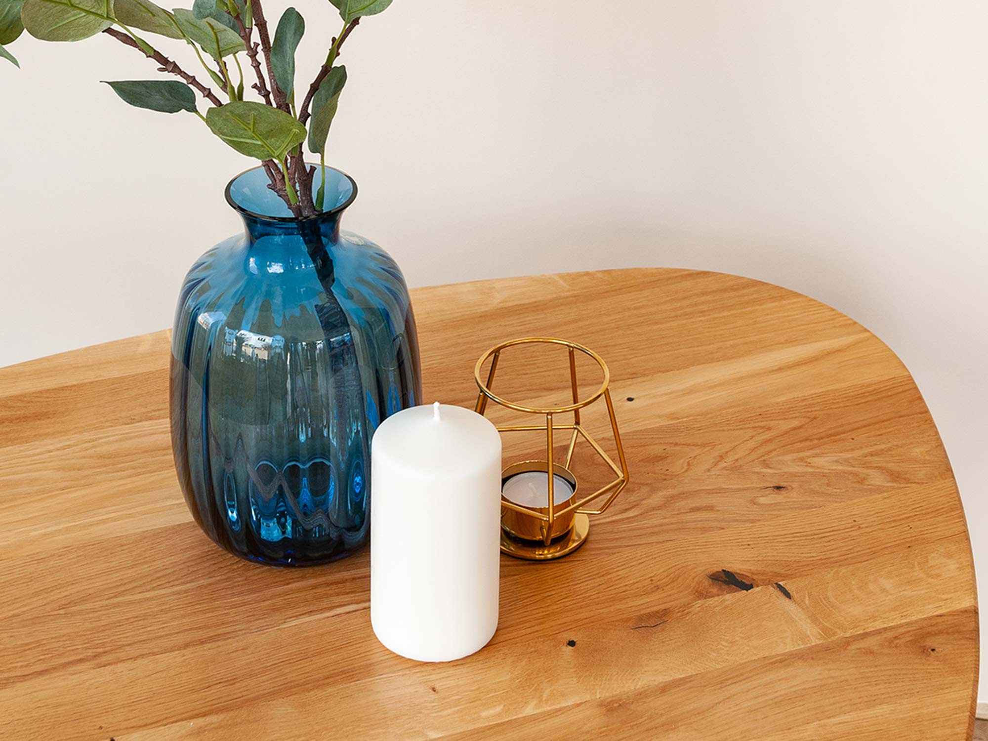 Owalny stolik kawowy z drewna aranżacja zbliż OLVIR