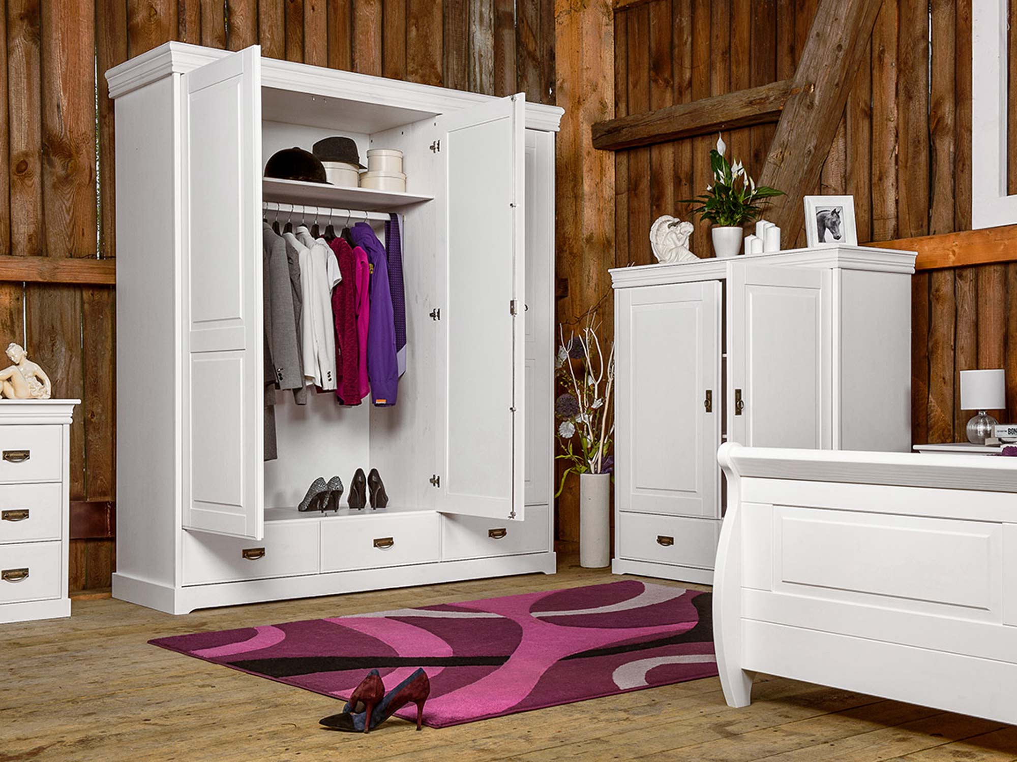 Szafa biała z lustrem trzydrzwiowa aranżacja otwarta ANADI