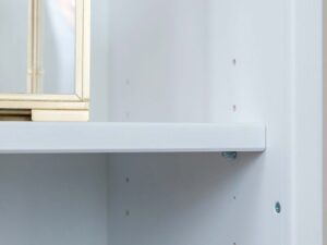 Miniaturka 10 - Biały regał biblioteczka sosnowa zbliżenie półek ANADI