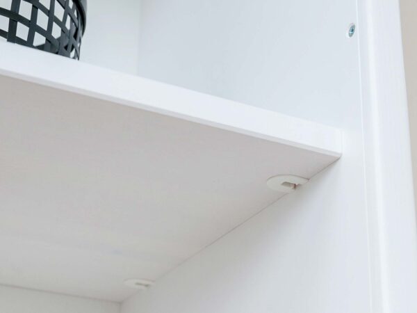 Biały regał biblioteczka sosnowa zbliżenie ANADI