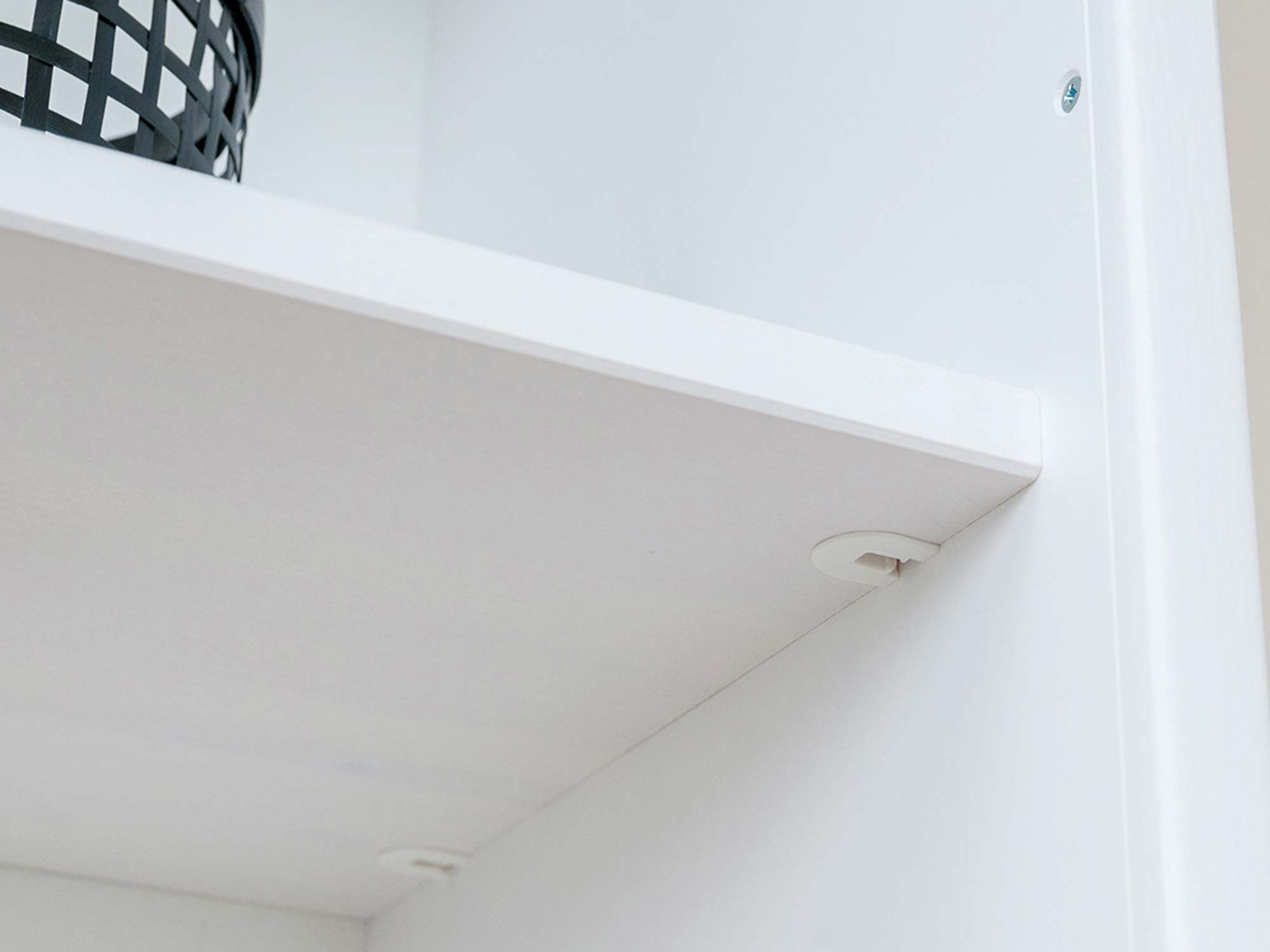 Biały regał biblioteczka sosnowa zbliżenie ANADI