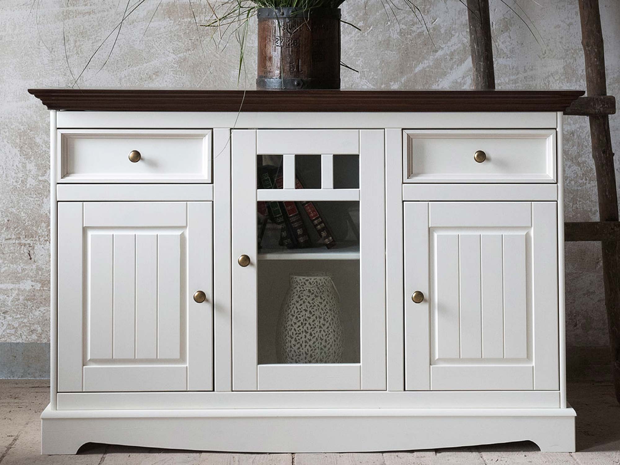 Komoda z przeszklonymi drzwiczkami biały orzech aranż INGRID