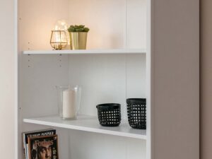 Miniaturka 6 - Biały regał biblioteczka zbliżenie aranżacji ANADI