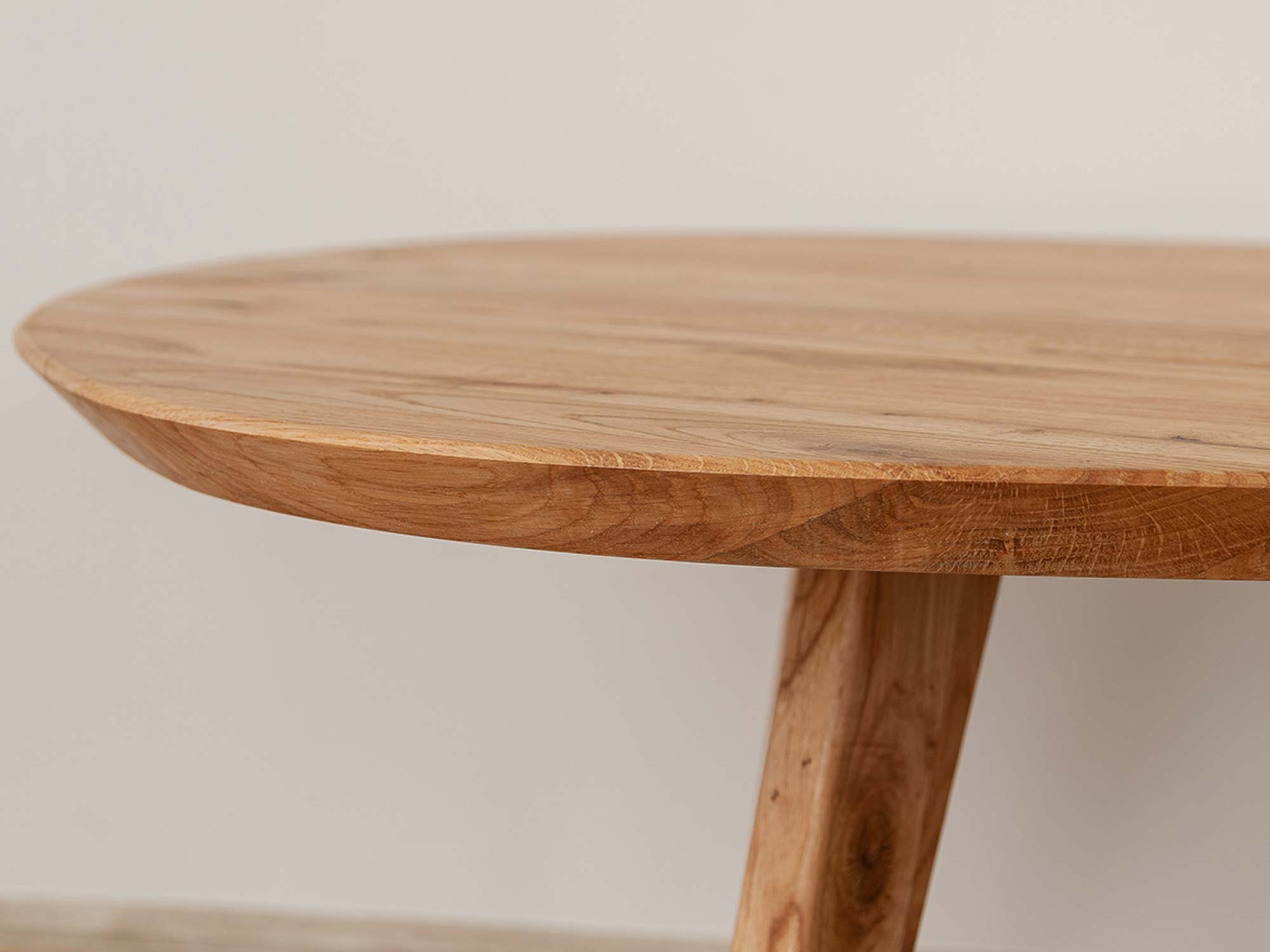 Drewniany okrągły stolik 90 cm zbliżenie blat SVALE