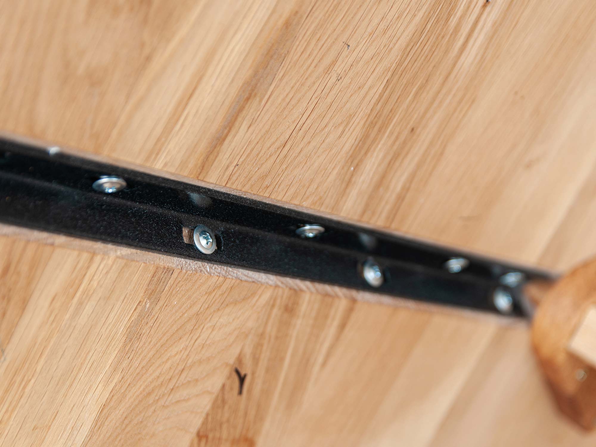 Drewniany okrągły stolik 90 cm detale SVALE