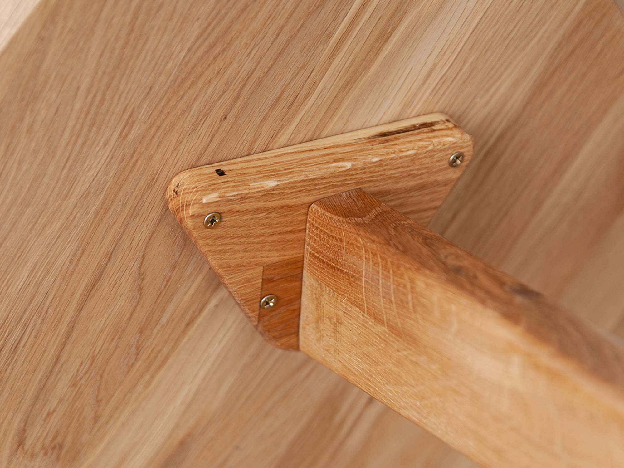 Stolik okrągły z drewna 70 cm łączenia zbliżenie KARNE