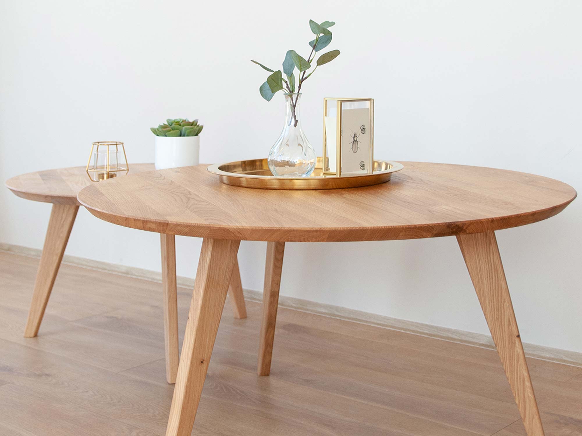 Stolik okrągły z drewna 70 cm aranż KARNE