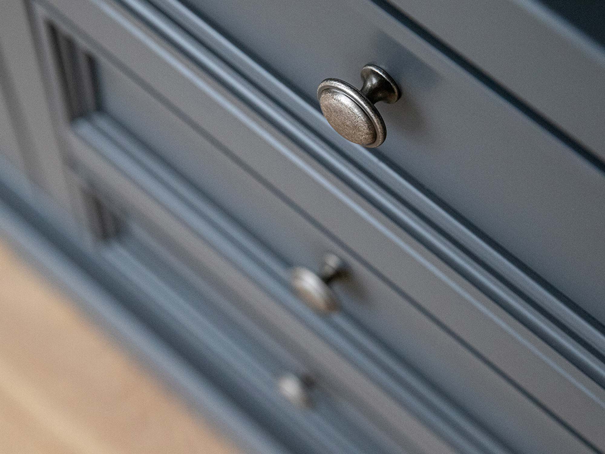 Metalowy uchwyt szuflady w eleganckiej czarnej komodzie