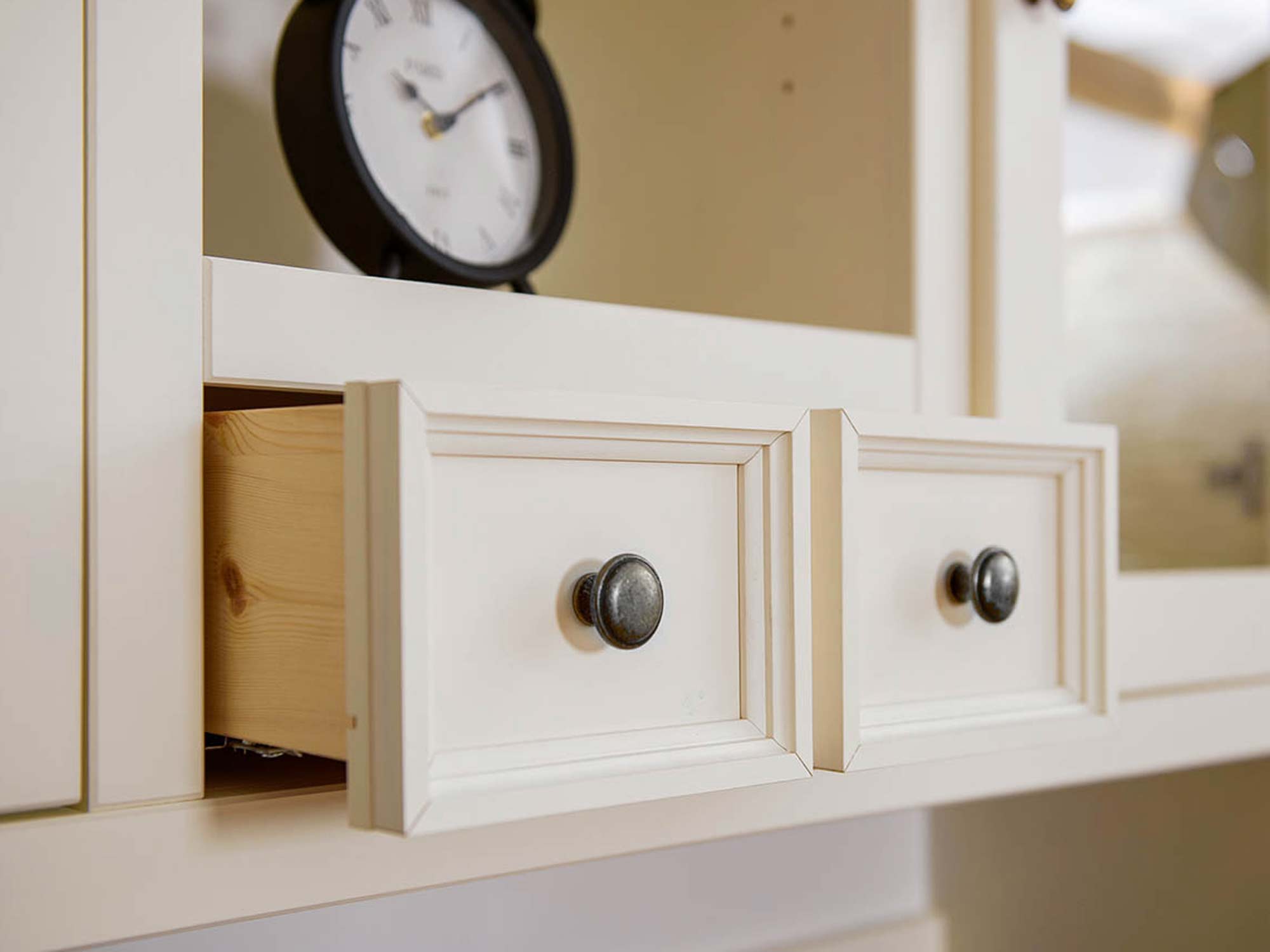 Kredens biały szuflady małe otwarte INGRID