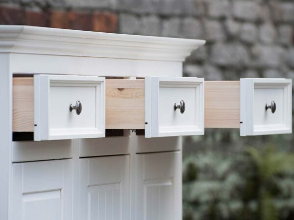 Biała klasyczna komoda drewniana szuflady otwarte INGRID