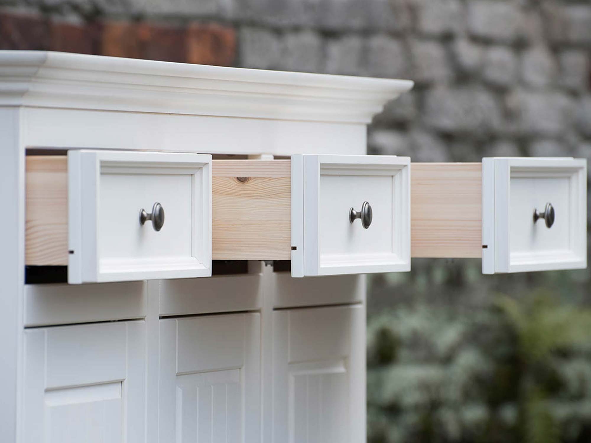 Biała klasyczna komoda drewniana szuflady otwarte INGRID