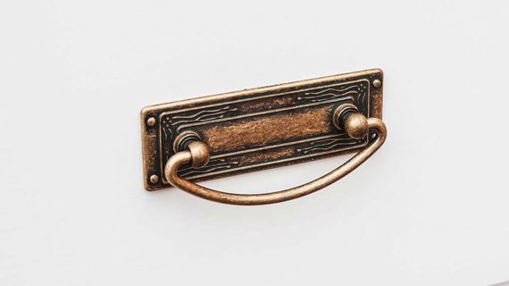 Miniaturka 8 - Sosnowa mała biała komoda uchwyt ANADI