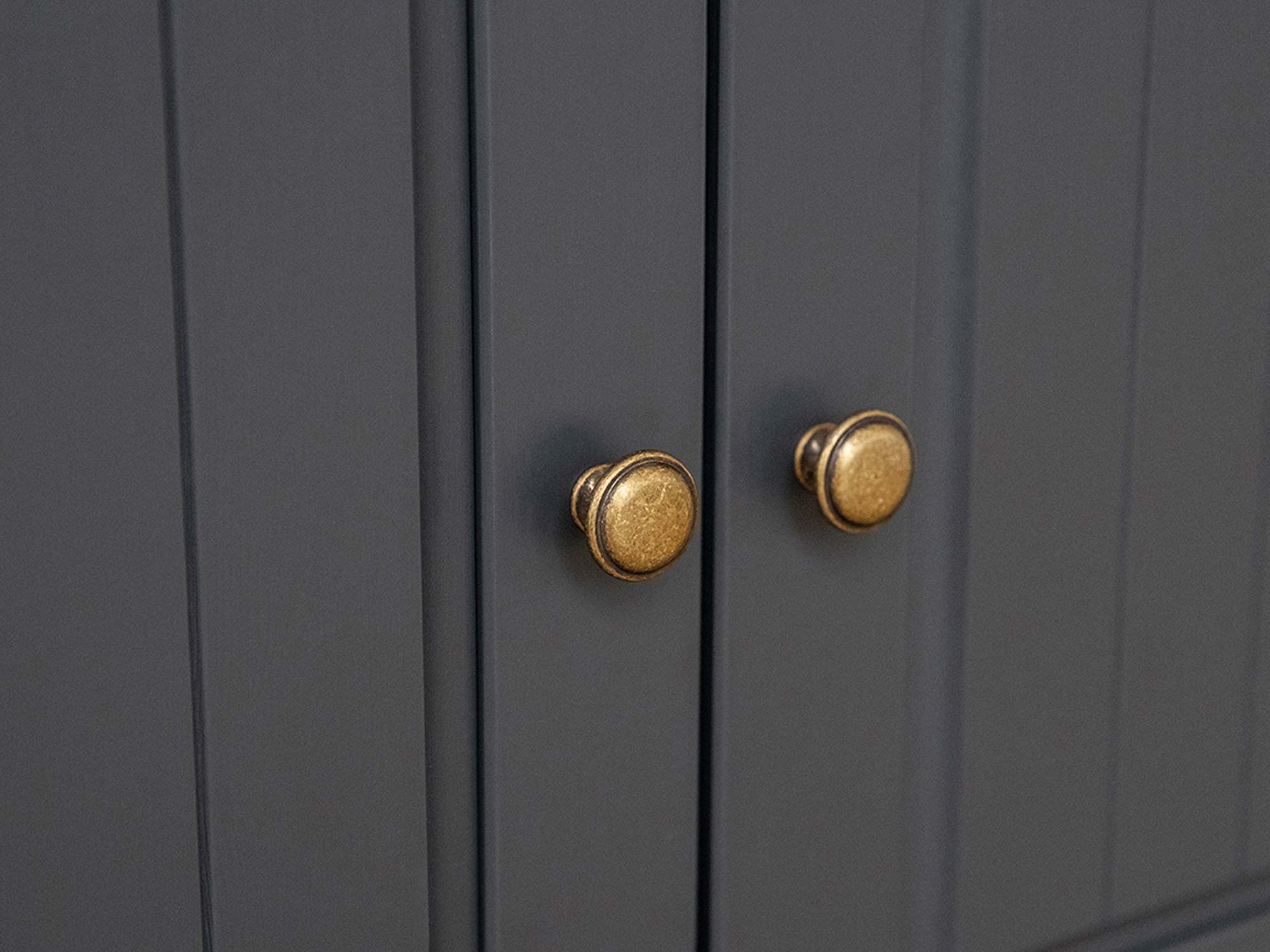 Biała klasyczna komoda drewniana grafit dąb zbliżenie uchwyty INGRID