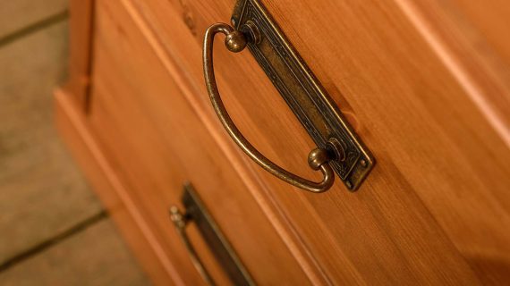 Miniaturka 10 - Sosnowa mała biała komoda sosna uchwyt ANADI