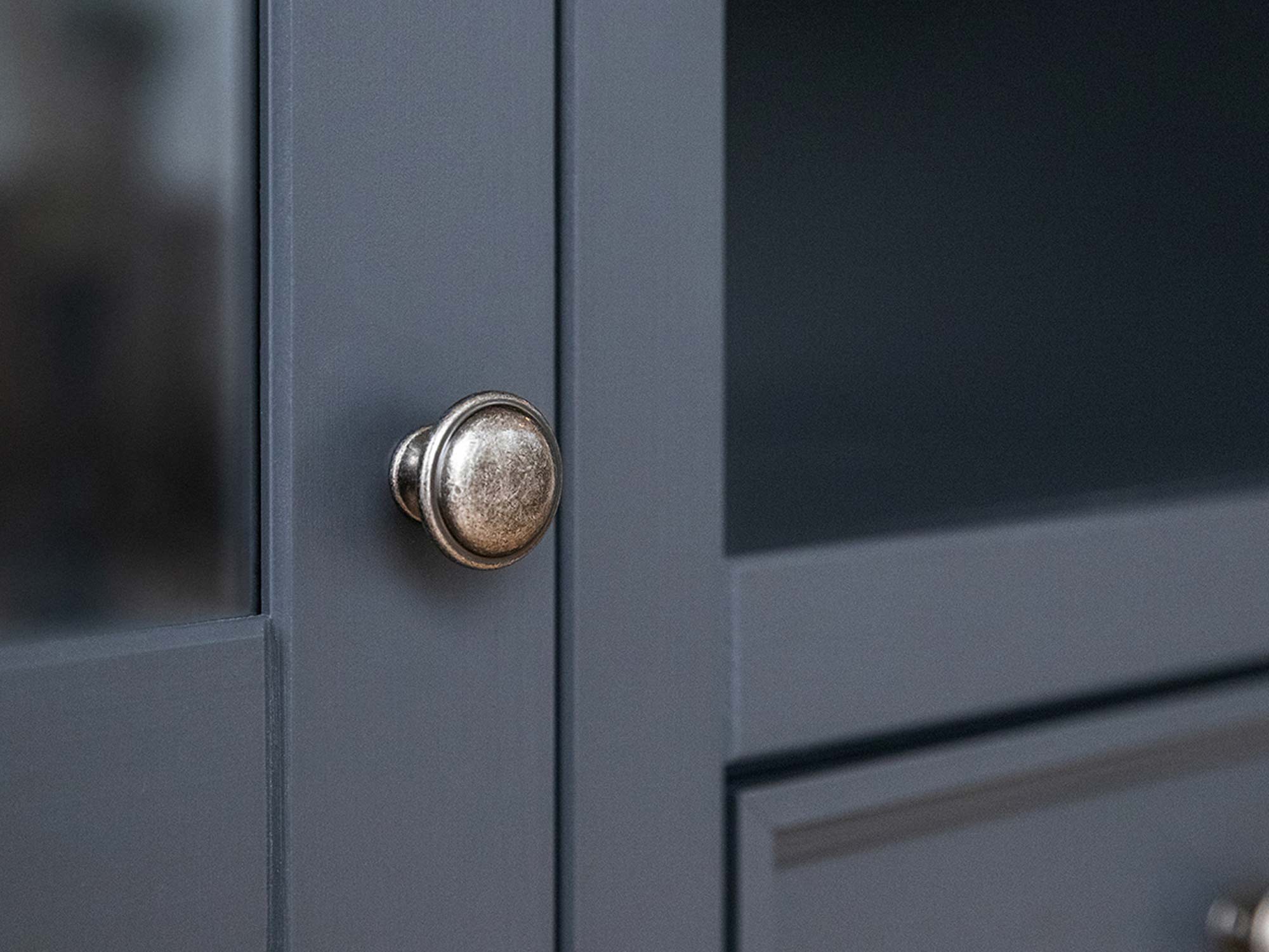 Witryna w stylu prowansalskim grafit uchwyty zbliżenie INGRID