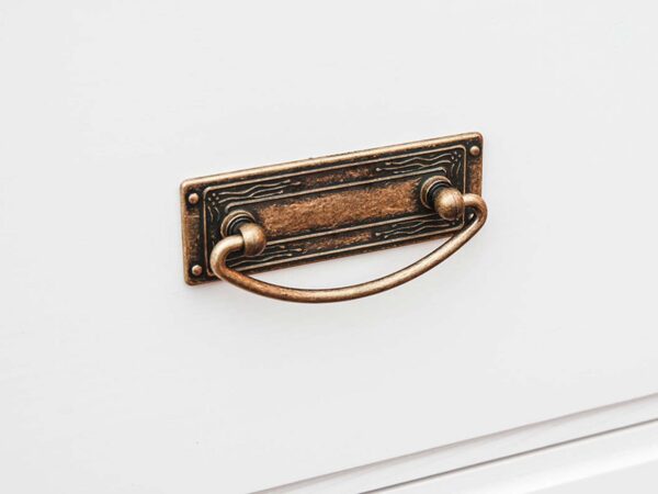 Sosnowa szafa dwudrzwiowa z szufladami biały uchwyt ANADI