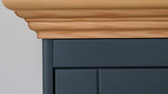 Miniaturka 19 - Zbliżenie na detal korony komody z drewna dębowego i czarnego frontu