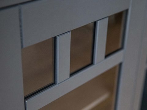 Witryna w stylu prowansalskim grafit przeszklenie zbliżenie INGRID Witryna w stylu prowansalskim grafit przeszklenie zbliżenie INGRID