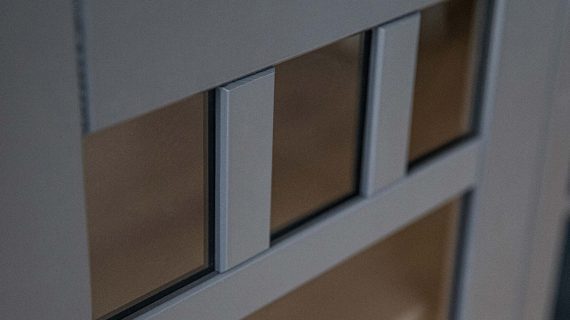 Miniaturka 9 - Witryna w stylu prowansalskim grafit przeszklenie zbliżenie INGRID