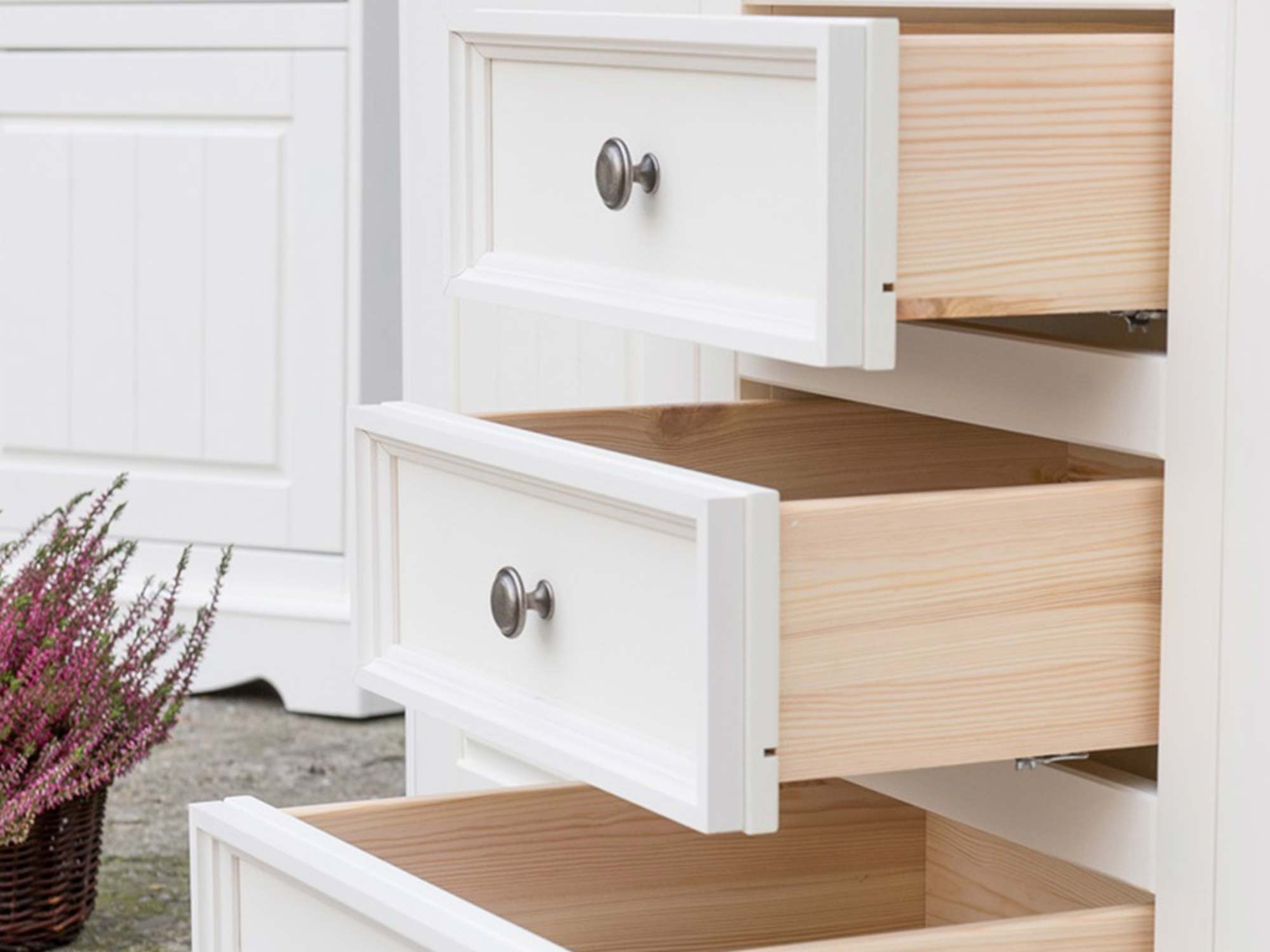 Mała witryna z litego drewna szuflady otwarte INGRID