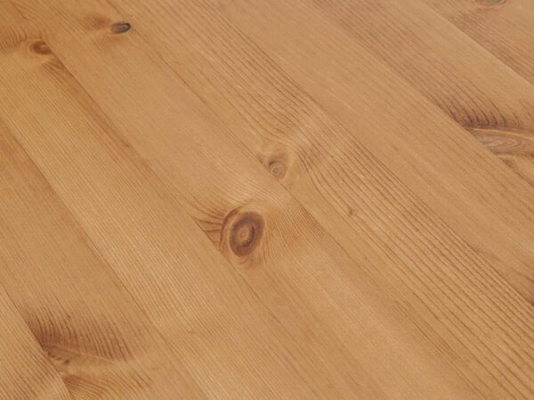 Blat sosnowy z widocznymi słojami, naturalne wykończenie