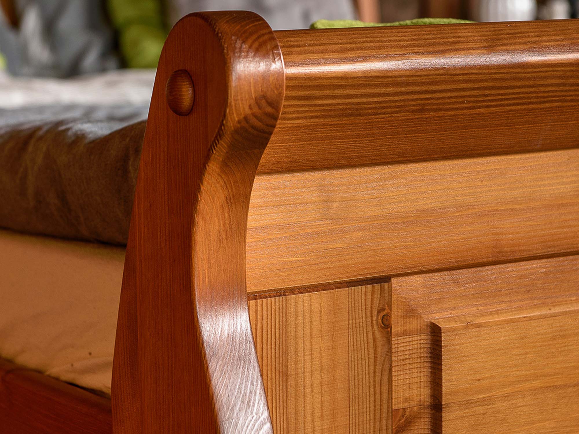 Łóżko białe dwuosobowe w stylu klasycznym sosna profil ANADIŁóżko białe dwuosobowe w stylu klasycznym sosna zbliżenie ANADI