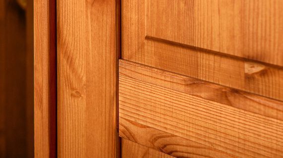 Miniaturka 7 - Sosnowa szafa dwudrzwiowa z szufladami sosna zbliżenie ANADI
