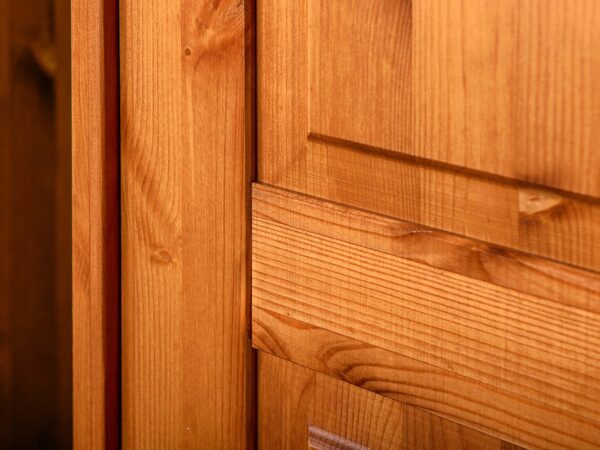 Sosnowa szafa dwudrzwiowa z szufladami sosna zbliżenie ANADI