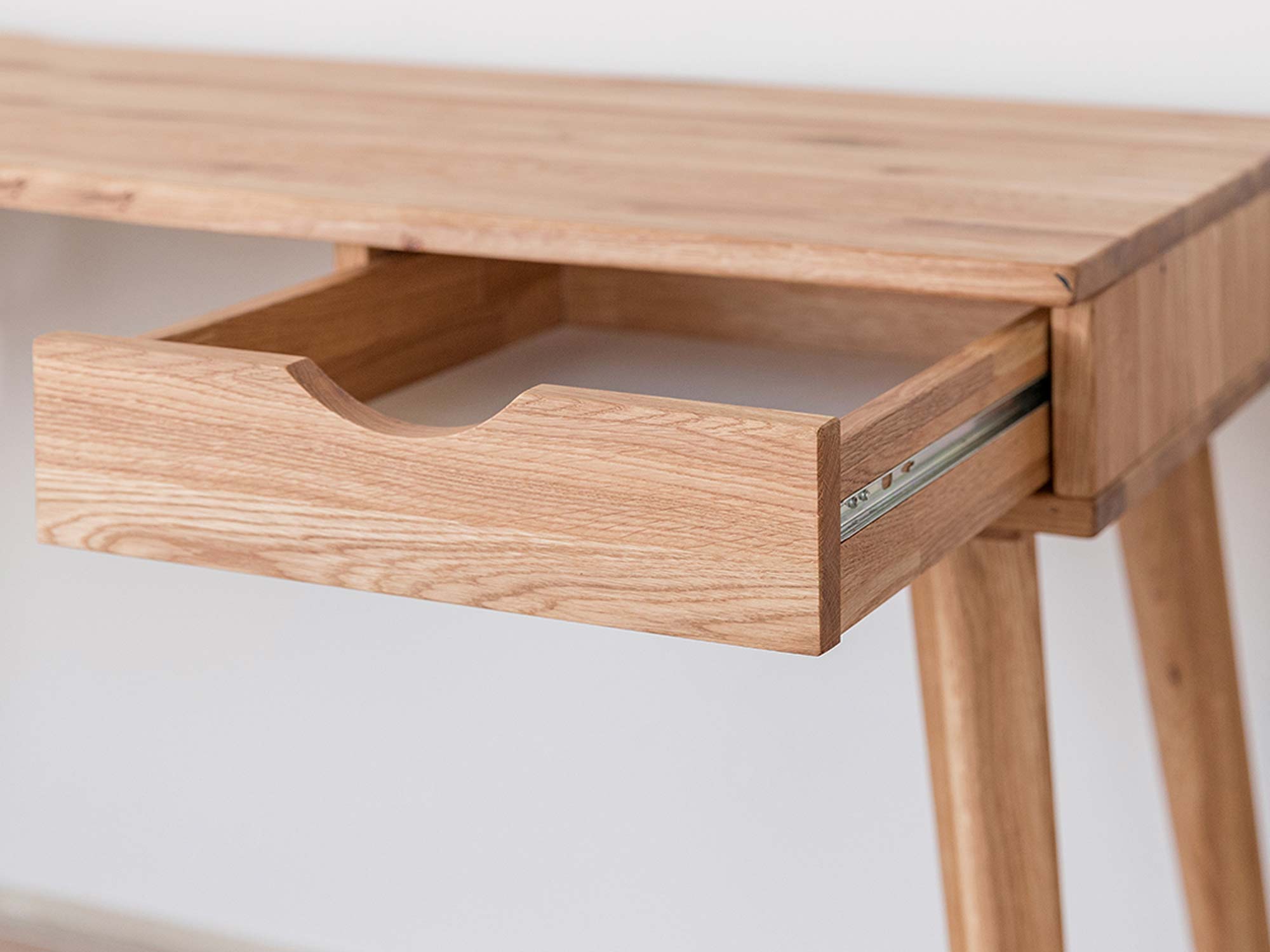 Drewniana toaletka biurko z szufladami zbliżenie szuflady otwartej JENS