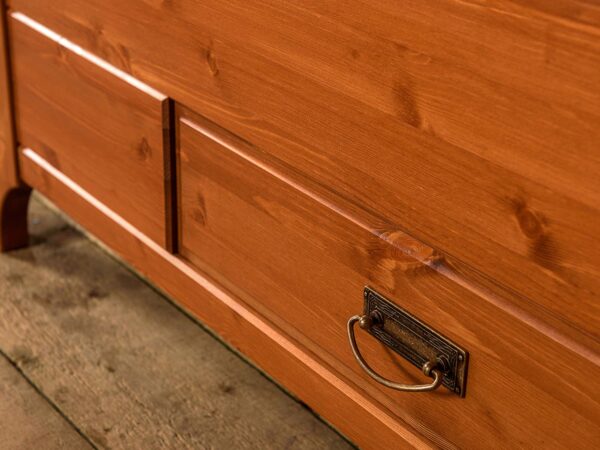 Łóżko białe dwuosobowe w stylu klasycznym sosna profil ANADIŁóżko białe dwuosobowe w stylu klasycznym sosna zbliżenie szuflada ANADI