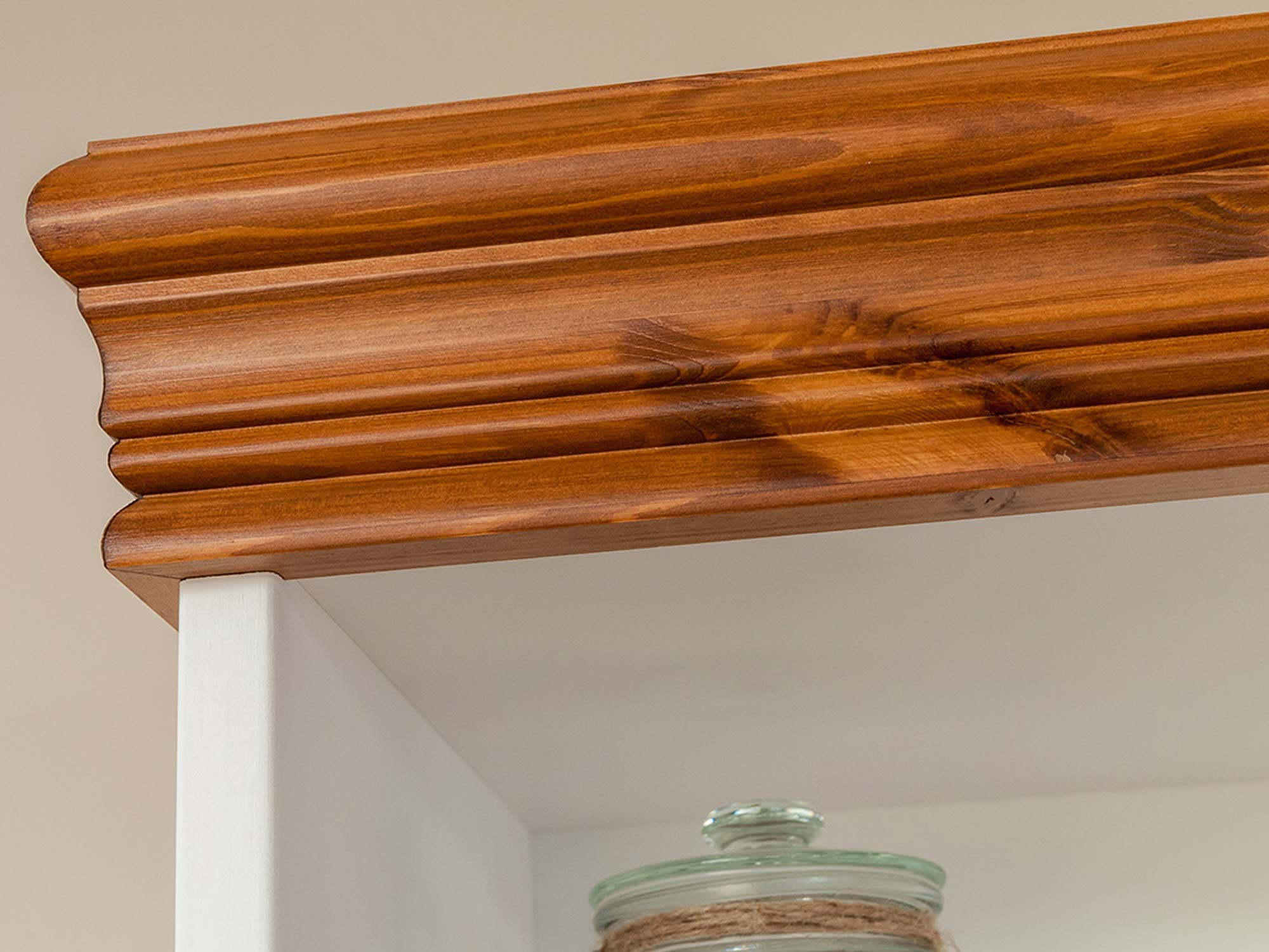 Biały regał biblioteczka biały sosna zbliżenie wieniec ANADI