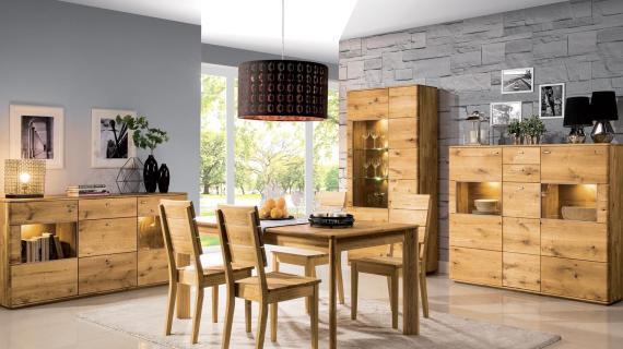 Drewniany stół z krzesłami w jadalni w stylu skandynawskim