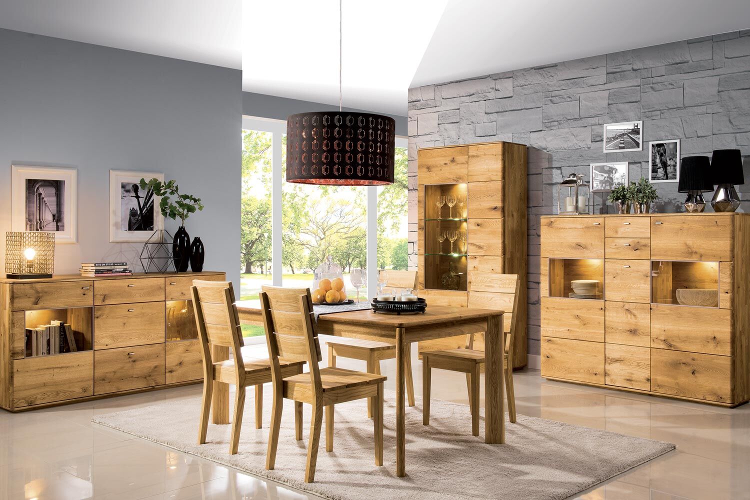 Drewniany stół z krzesłami w jadalni w stylu skandynawskim