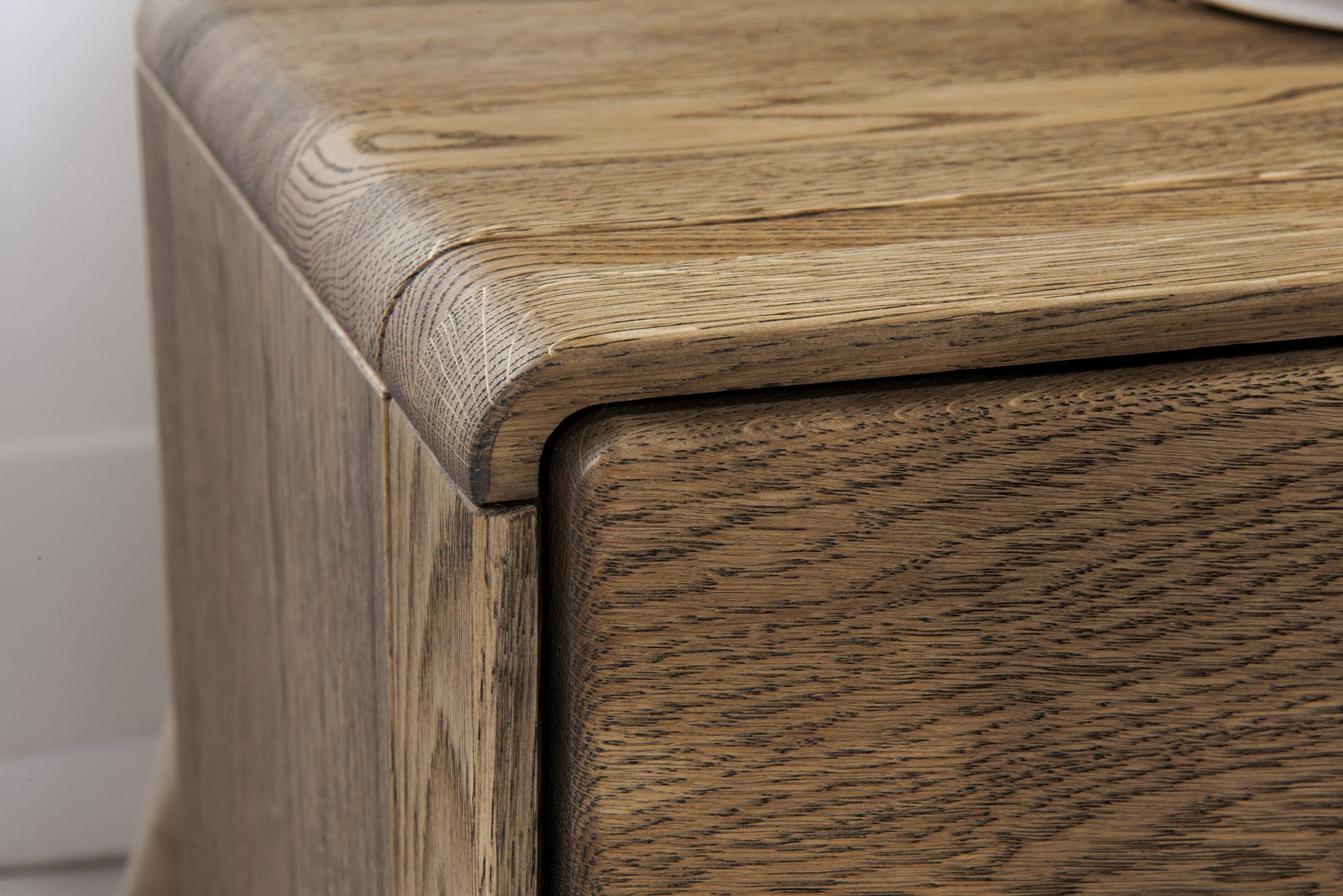 Zaokrąglony rant dębowego mebla – solidna forma i precyzja wykonania