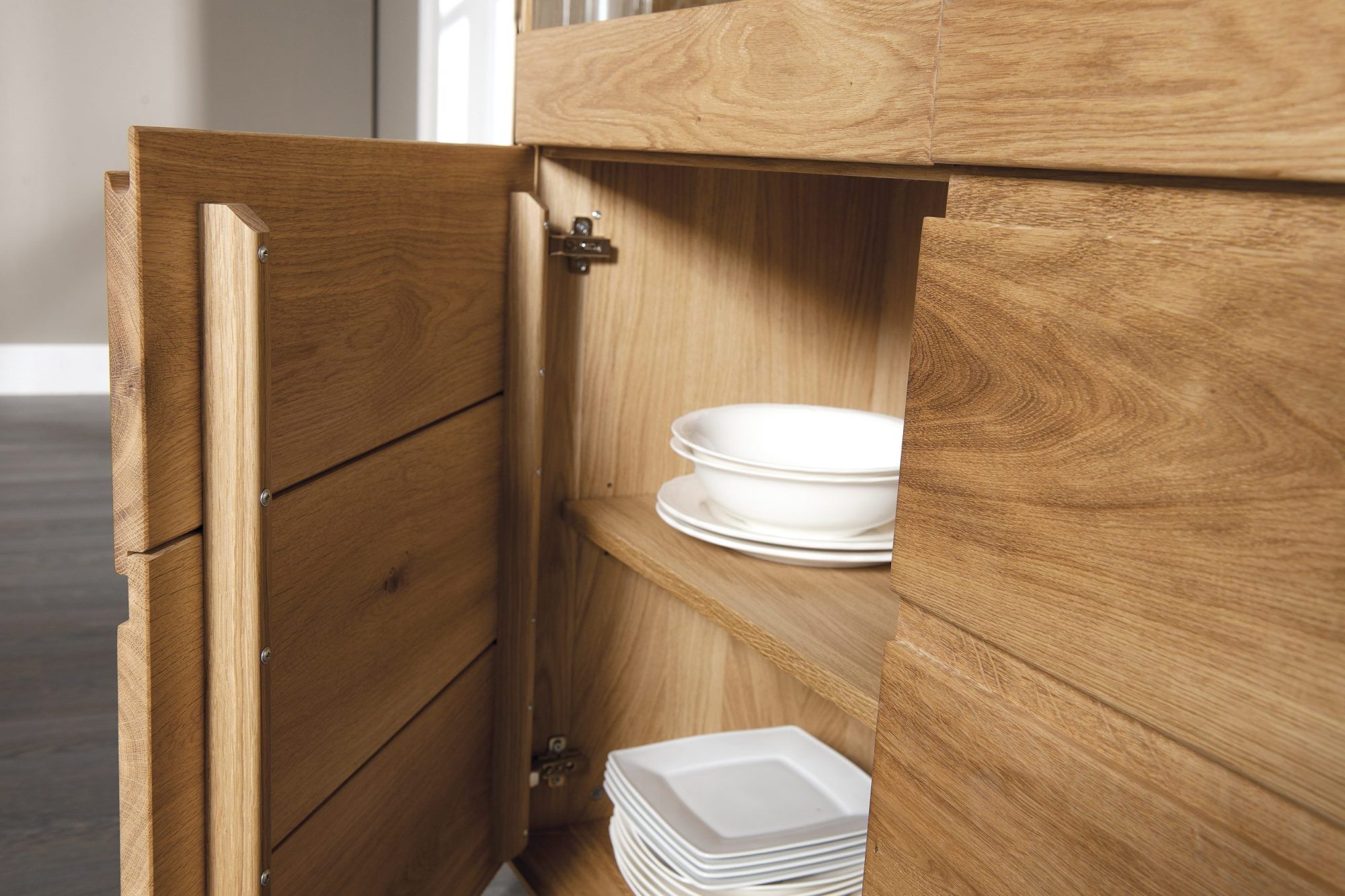 Drewniany mebel do przechowywania naczyń – lite dębowe fronty