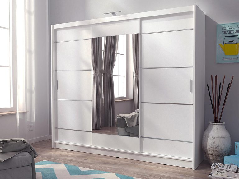 Szafa przesuwna ze srebrnymi dodatkami