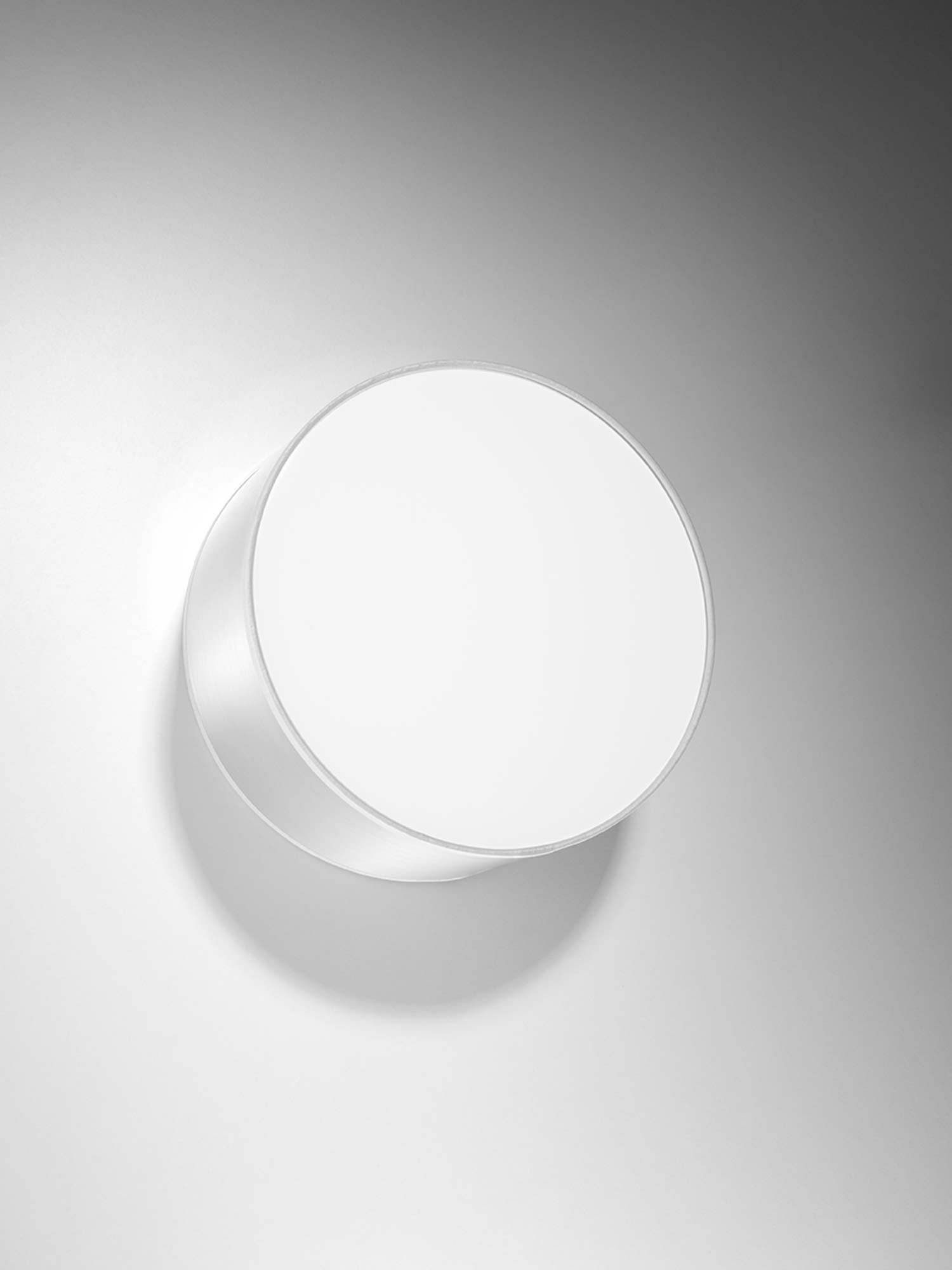 Biały kinkiet ścienny z okrągłym panelem w stylu nowoczesnym Biały kinkiet ścienny z okrągłym panelem w stylu nowoczesnym