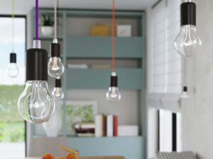 Miniaturka 4 - Kuchnia z kolorowymi wiszącymi żarówkami w stylu industrialnym