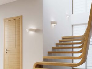 Miniaturka 5 - Białe kinkiety LED wzdłuż klatki schodowej w stylu skandynawskim