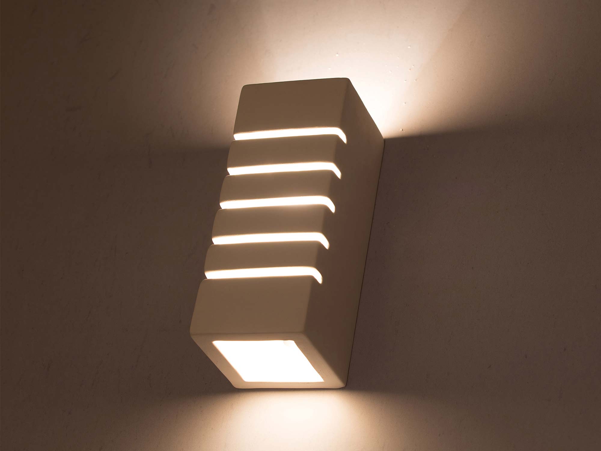 Ścienny kinkiet LED z pięcioma poziomymi szczelinami świetlnymi Ścienny kinkiet LED z pięcioma poziomymi szczelinami świetlnymi