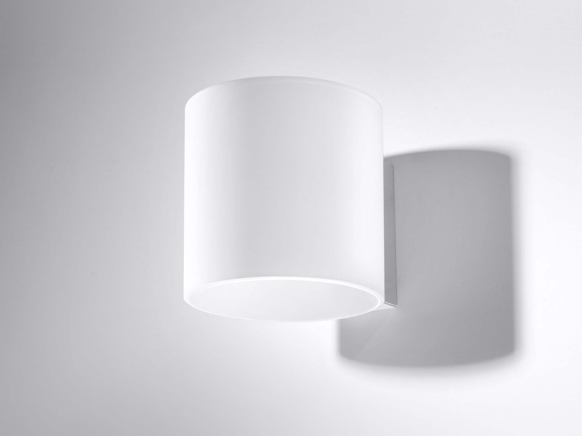 Biały kinkiet cylindryczny z rozproszonym światłem – styl loftowy Biały kinkiet cylindryczny z rozproszonym światłem – styl loftowy